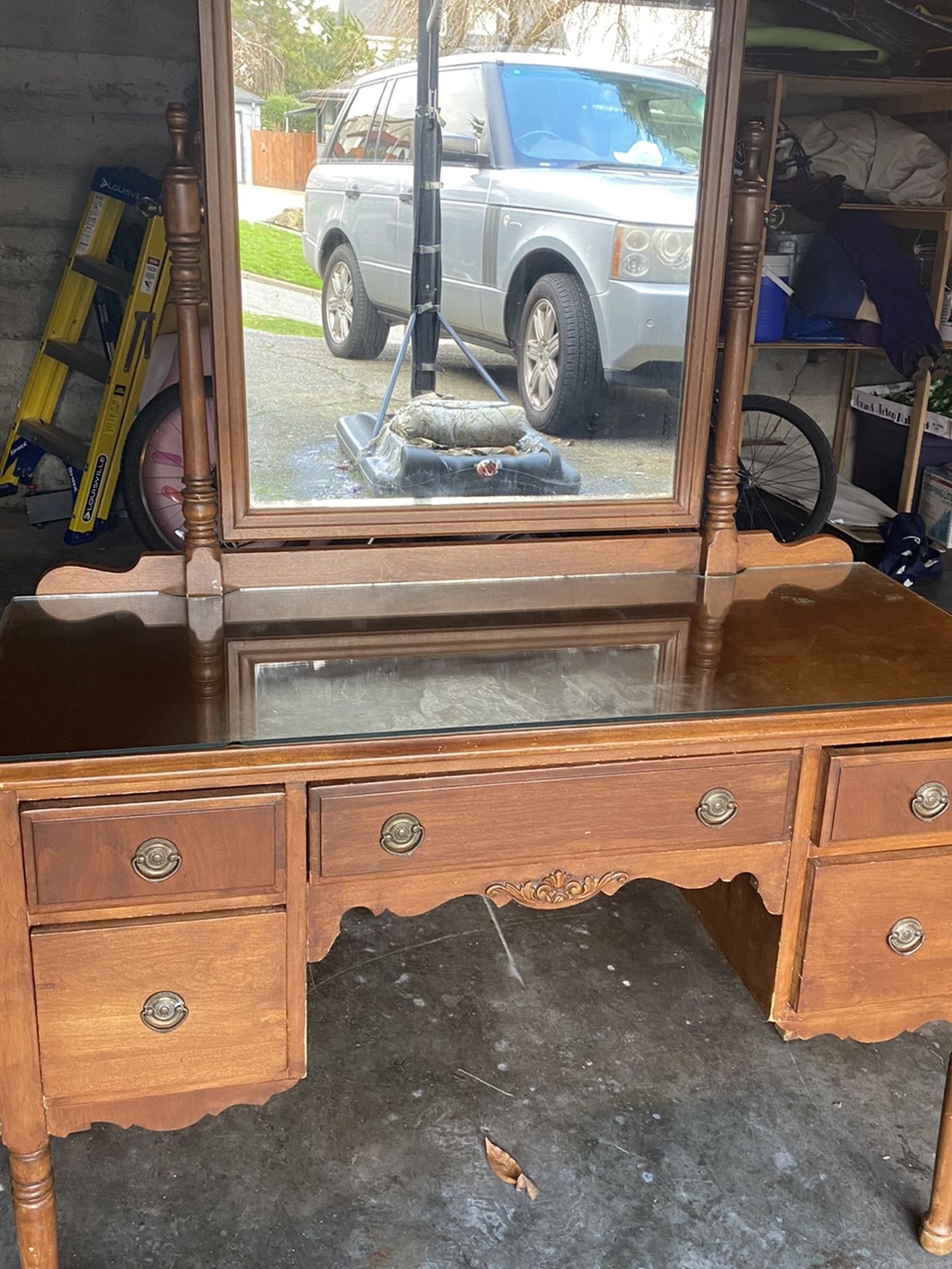 Free Desk Vanity With Mirror GONE Pending Pick Up 8 Others Waiting Sorry Thanks
