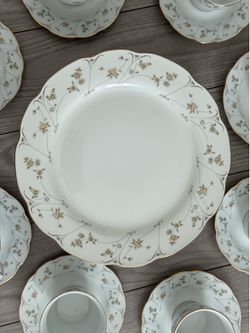 Fine China Home Beautiful Briarwood ME212 - Set of 8 Dinner Plates, 8 Cups & 8 Saucers Floral Gold Trim