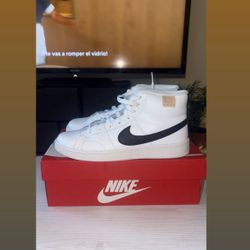 New 8.5 Nike Tennis 