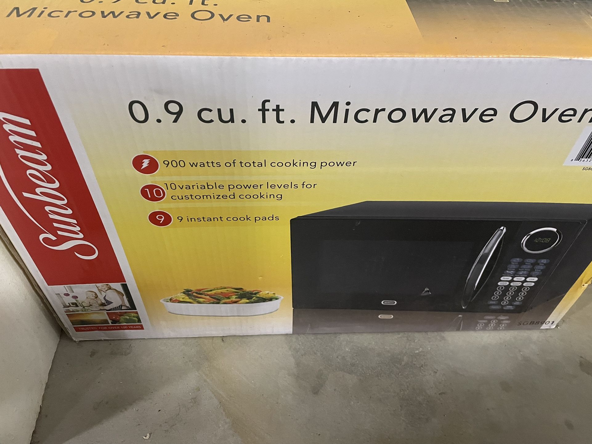 0.9 Cu ft Sunbeam Black Microwave