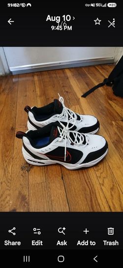 First come first pick up!
Nike Air Monarch size 11 Wide width  like New. 
Insoles New never used!
Only 30 dollars (paid 80 dollars).
And I gift 3 New