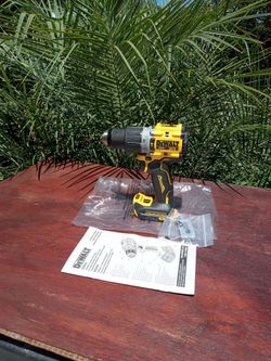 DeWalt 20 v  new XR.  Hammer  Drill. Drive.   2 speed.  1/2'.  Perform. W/ clip