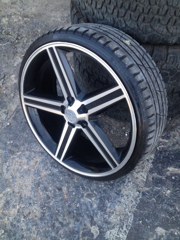 Nice set of 22" front 225/35/22 back 245/30/22