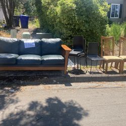 FREE  Sofa / Chairs Oregon City