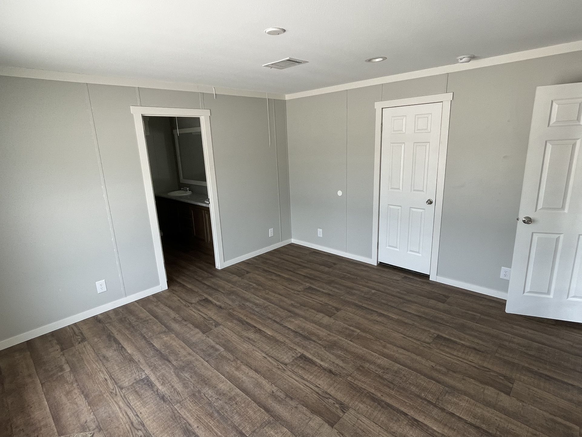 BRAND NEW OAK CREEK NEXUS WITH PORCH!!