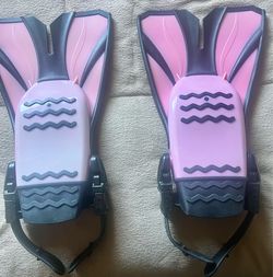 Swim fins . It’s swimming season 🌞
