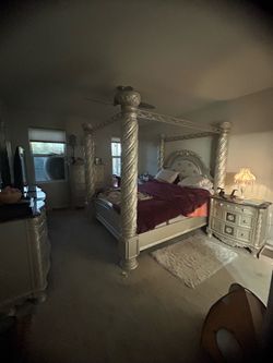 Beautiful bedroom set California king zero gravity bed includes remote