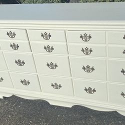 Dresser cream 9 drawers 