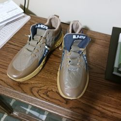 MAN'S SNICKER SIZE  91/2. LIGHT BROWN 