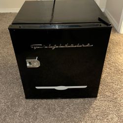 Frigidaire Mini fridge 
