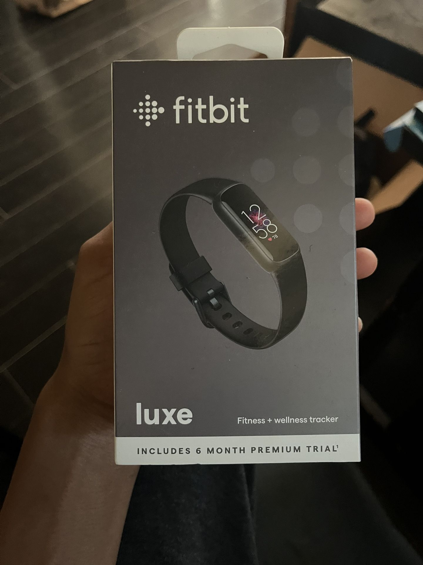 moment Fitbit Luxe 24/7 heart rate & Active Zone Minutes for Men and Women