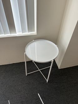 Like new mini white table