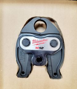 Milwaukee M12 3/4" PEX Crimp Jaw is made of black steel. This tool has a 3/4 inch capacity and is compatible with the M12 system. It includes a go/no-