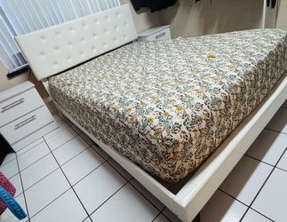 Queen bed with 2 nightstands. Pick up in Kendall