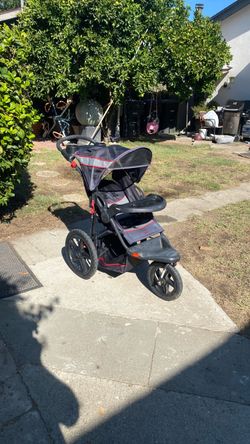 Baby Trend Jogger Stroller good condition easy to fold clean nice color
