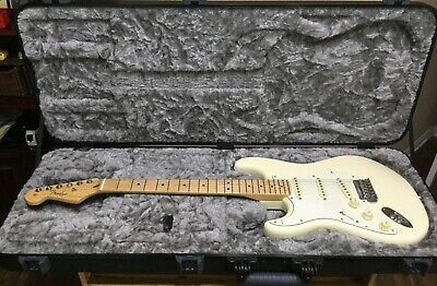 Fender Stratocaster Player Series Electric Guitar with Deluxe Case, White