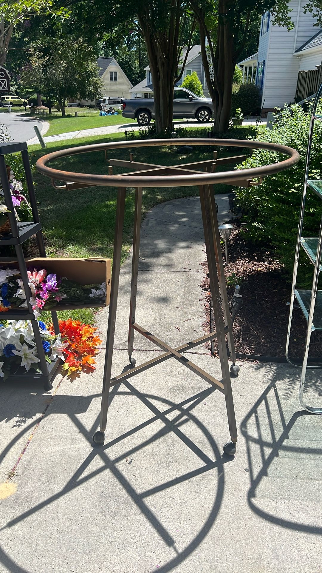 Round top apparel display unit