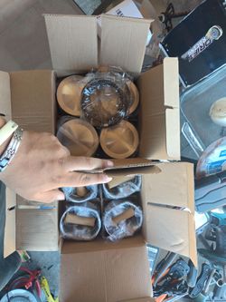 Standard sized piston 5.7 engine