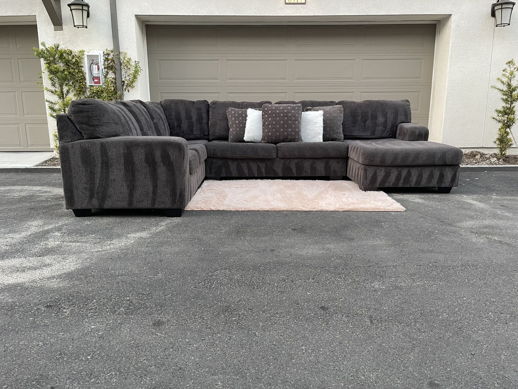 Huge Dark Gray Sectional Couch In Excellent Condition - Free Delivery 🚚