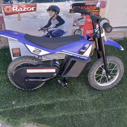 Razor MX125 Dirt Rocket Electric-Powered Dirt Bike. 