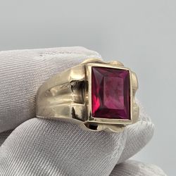 10 k Nice Ring /big red Stone