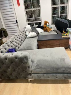 Meridian Furniture Gail 3pc Velvet Sectional in Gray