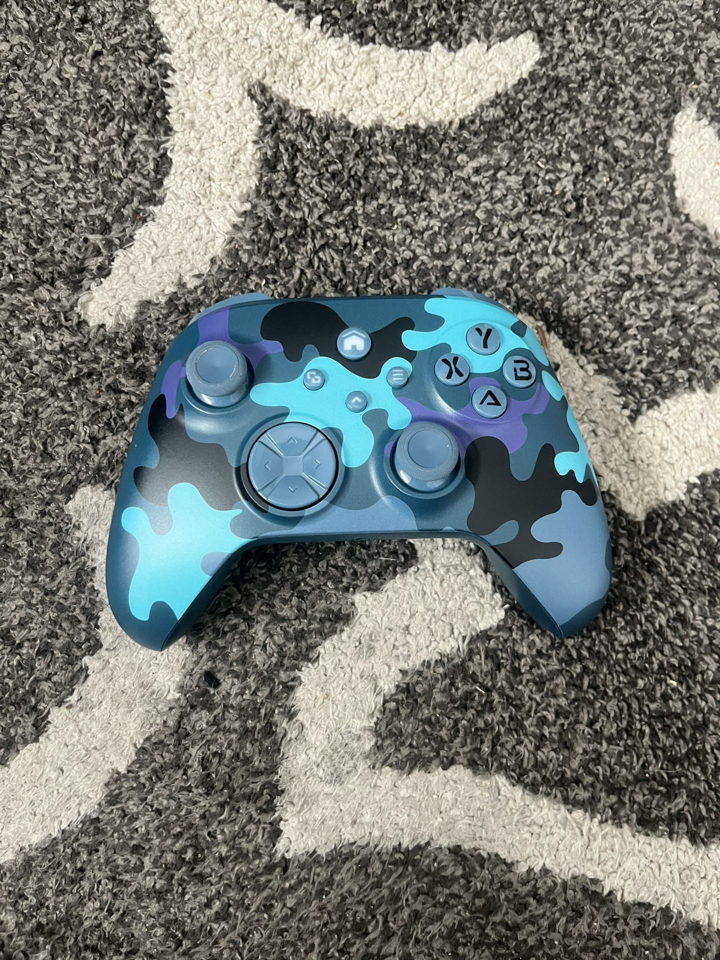 Controller for sale it doesn't work on Xbox, but it works on PC phone iPad all that