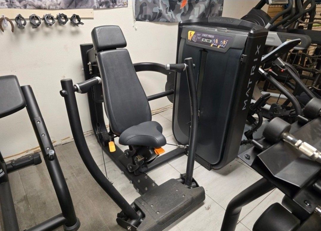 Matrix ultra vertical chest press commercial gym equipment exercise fitness weight machine