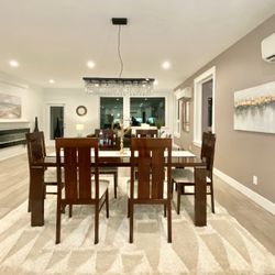 Beautiful Dining table with 6 Chairs