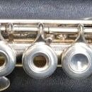 SELMER USA STERLING SILVER FLUTE GOLD TONE MOUTHPIECE WITH CASE. THERE IS AN ENGRAVING "J. MCLAIN #41. ". IT IS USED, TESTED AND IN GOOD WORKI