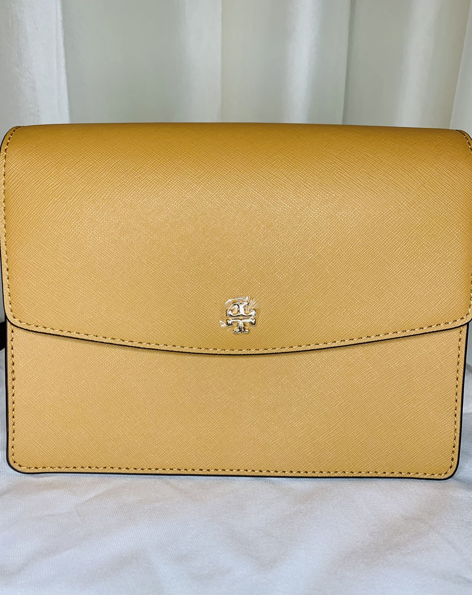 NWT Tory Burch Emerson Envelope Crossbody Bag Safffiano Leather CARDAMOM  for Sale in Los Angeles, CA - OfferUp