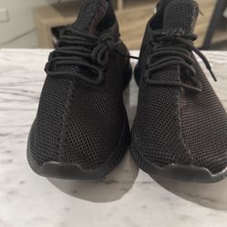 NEW MENS MESH SNEAKER BLACK SIZE 8