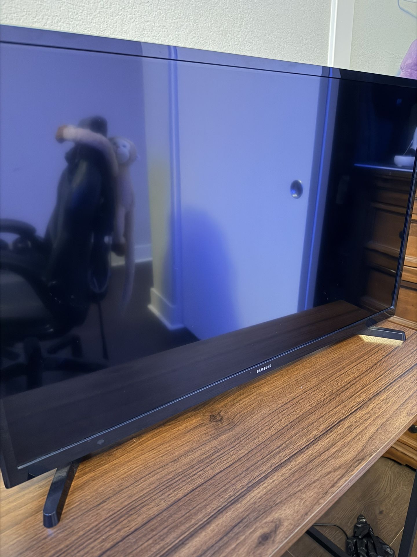 TV 32-inch Class (31.5" viewable) LED-backlit LCD display