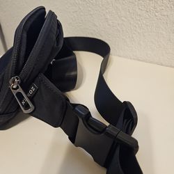 Black travel fanny pack