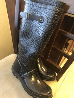 Women’s size 7 snow or rain boots