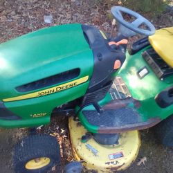 LA100 Series John Deere Riding  Lawnmower XL 42" Deck