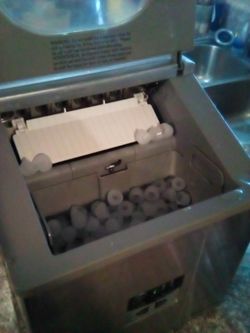 Magic Chef brand large ice maker