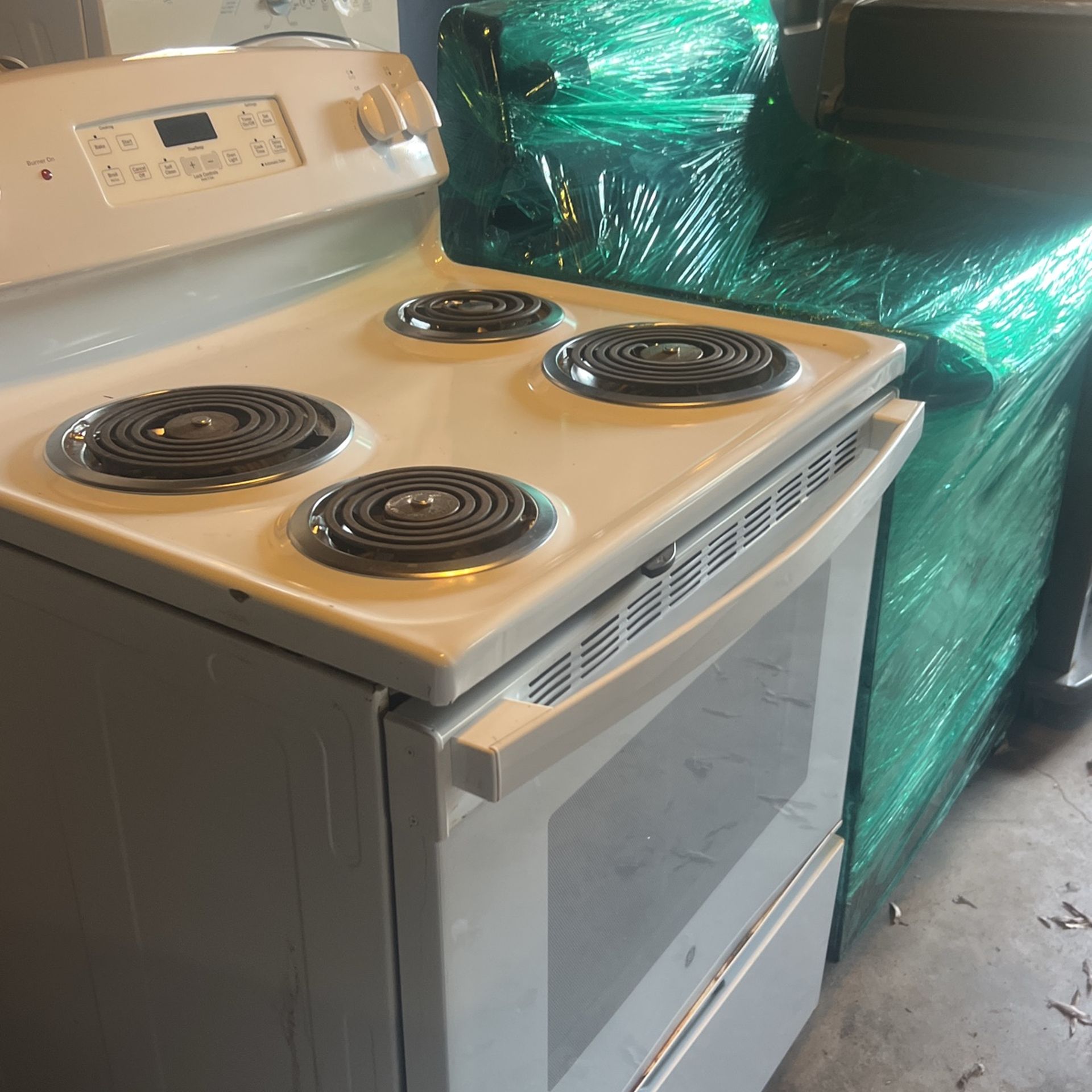 Stove Electric GE Oven Self Cleaner, Cooking Timer Automatic Oven Excellent Condition