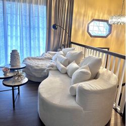 $550 White Complete Set Chair 