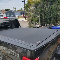 RealTruck BAK Revolver X4s Hard Rolling Truck Bed Tonneau Cover slight damage