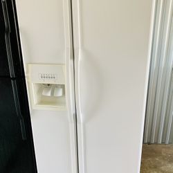 Refrigerator Whirlpool White Side by Side Like New FREE Delivery 