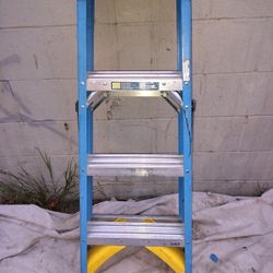 Step Ladder 4" Ft Fiberglass