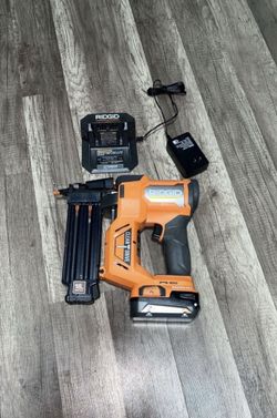 RIDGID 18V BRUSHLESS 18GA BRAD NAILER WITH BATTERY AND CHARGER 