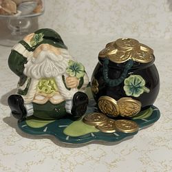 St Patrick’s Day Corner Ruby Gnome Leprechaun Pot of Gold Salt Pepper Shakers