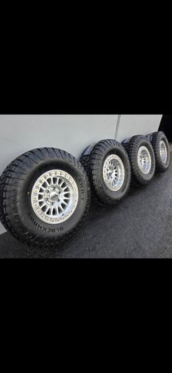 17" KMC rims w- 35x12.50R17 Ridgecrawler R/T tires 
