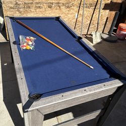 Mini pool table