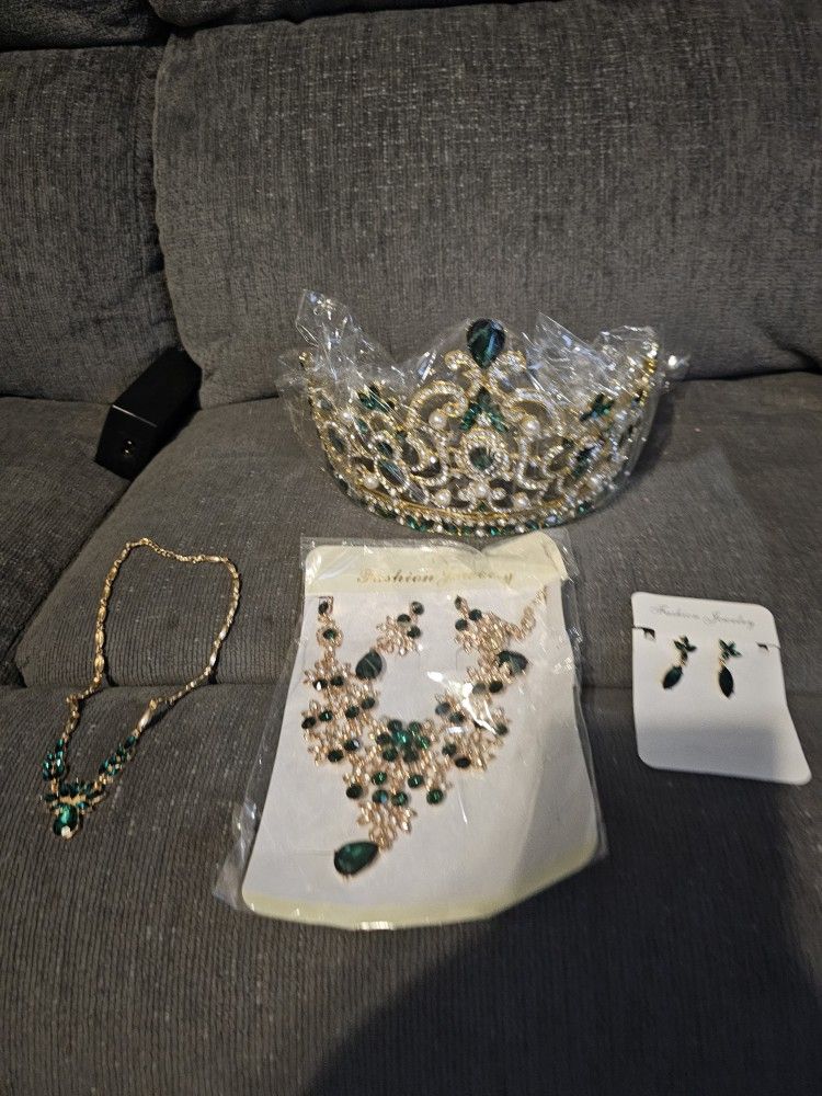Crowned and necklace green and white crown with necklace