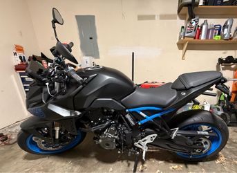 SUZUKI GS800R like new never dropped