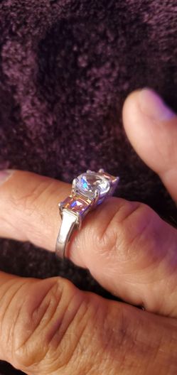Vintage 80'S Silver 925 ring featuring a large, Cubic Zirconia central oval stone Size 7