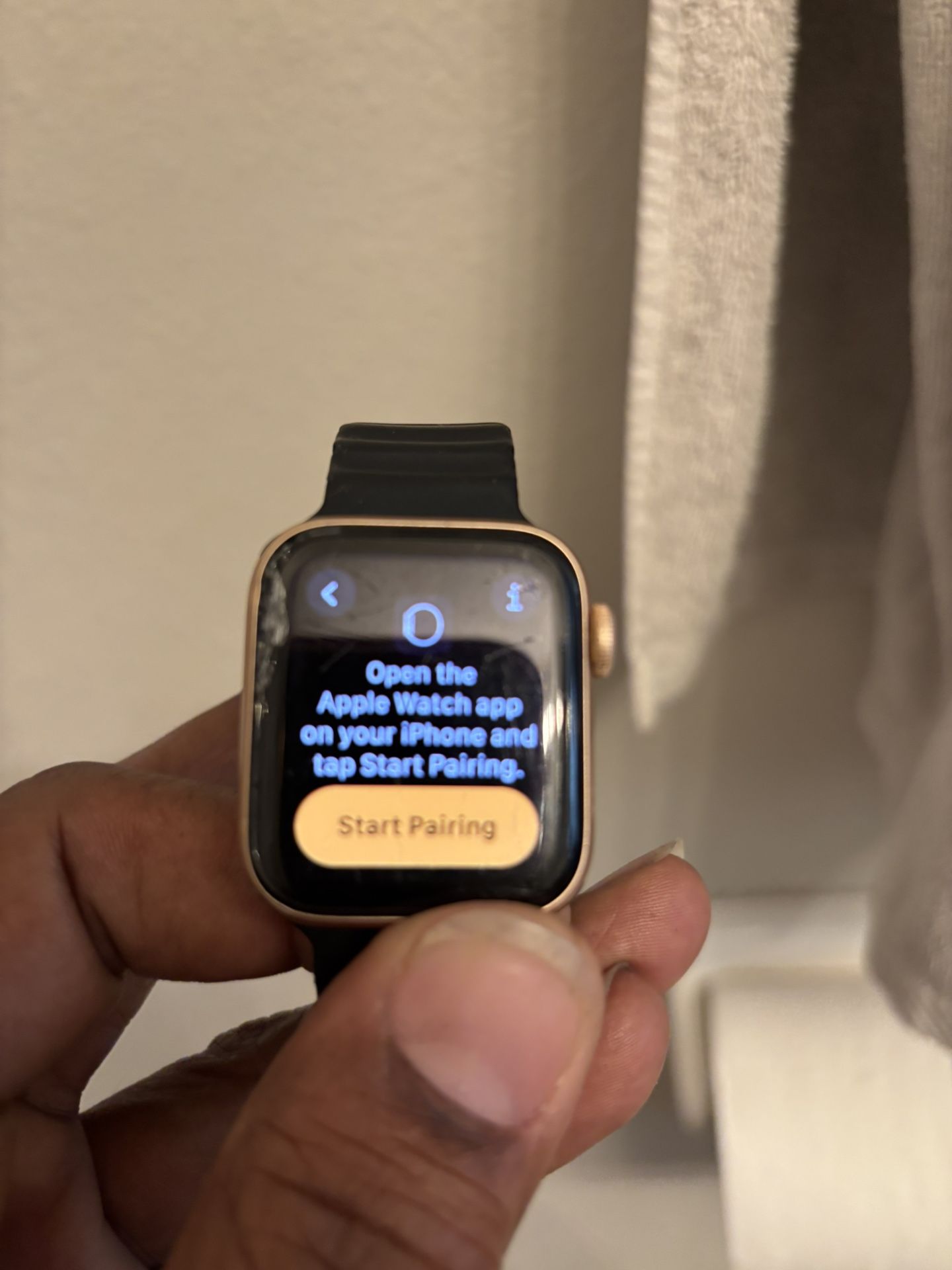 Apple Watch SE Gold With Band And Charger . Small Crack On The Side Shown In Picture. Works Very Well Still